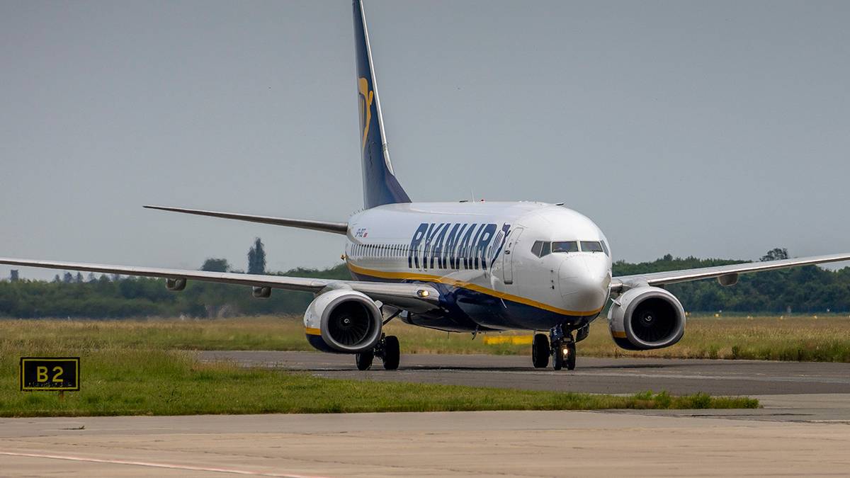 Extra Hand Luggage? A Guide To Flying With Crutches