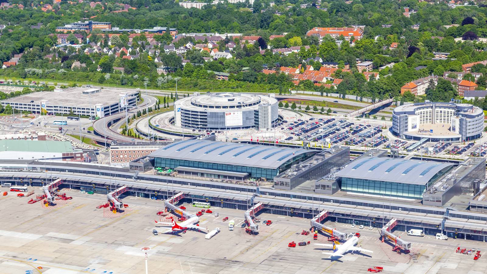 Busy Week: Hamburg Airport Celebrates New Routes From PLAY & Air Serbia