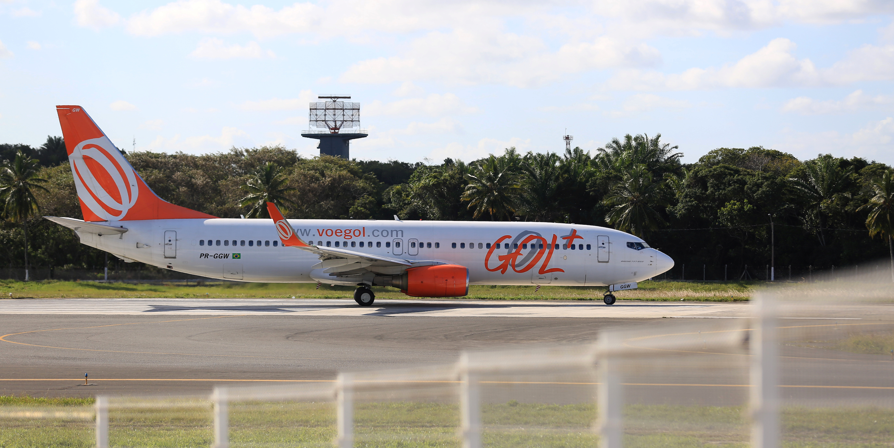 GOL Boeing 737 Engine Surges On Rio De Janeiro Runway