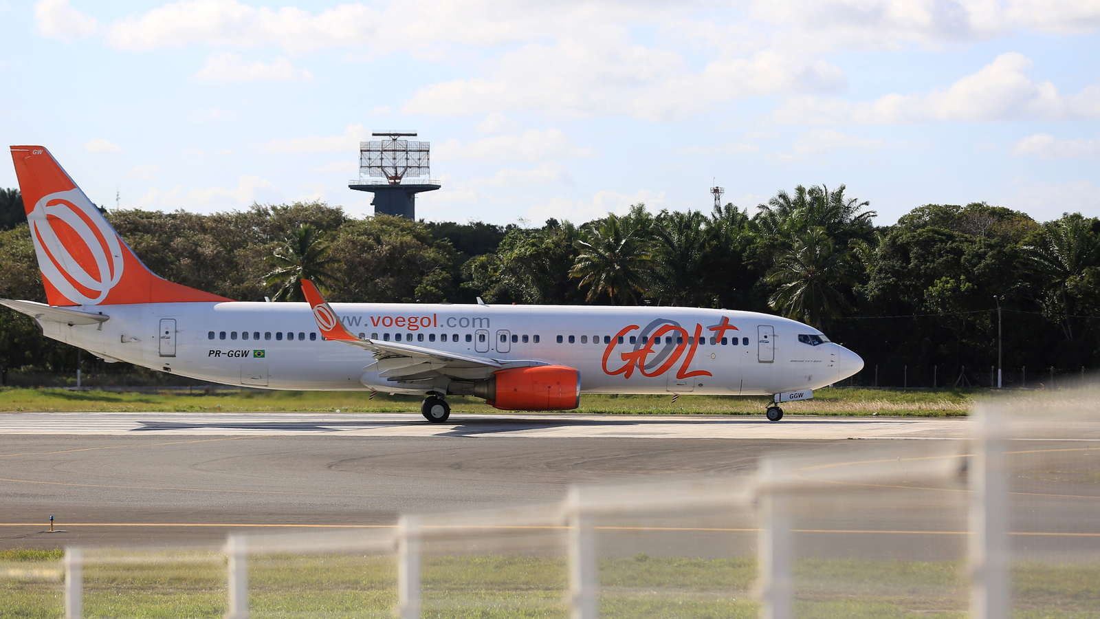 GOL Boeing 737 Engine Surges On Rio De Janeiro Runway