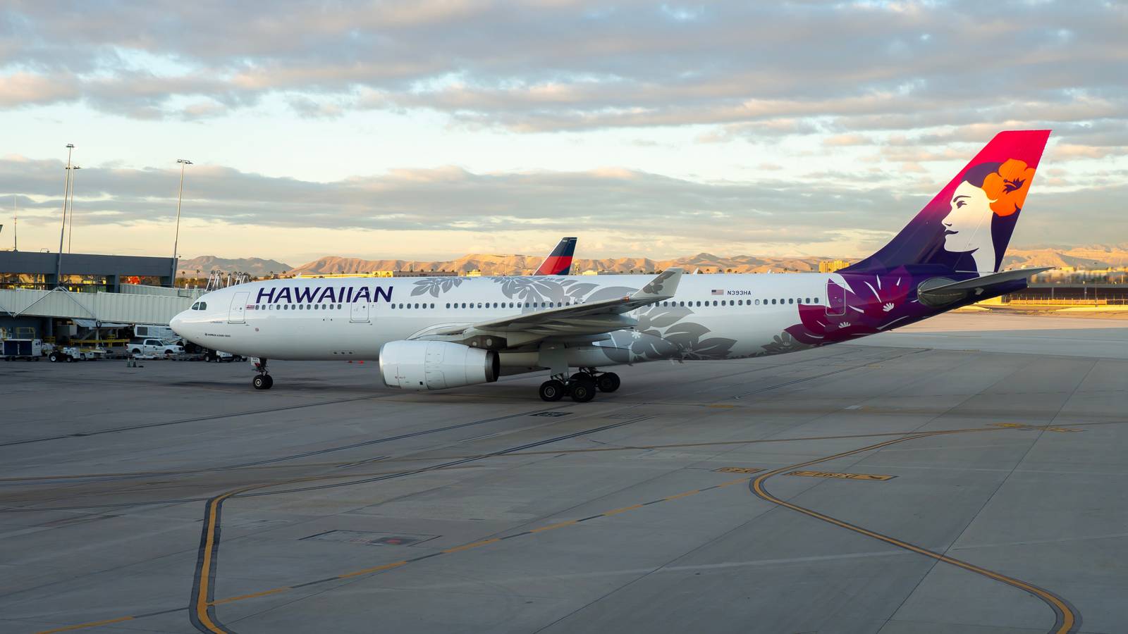 Hawaiian Airlines Airbus A330-200 Diverts Due To Smell Of Smoke