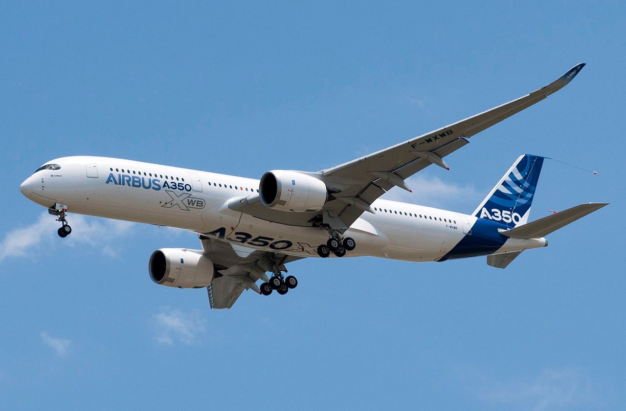 AIRBUS A350 XWB 1/150スケール 1280px-a350_first_flight_-