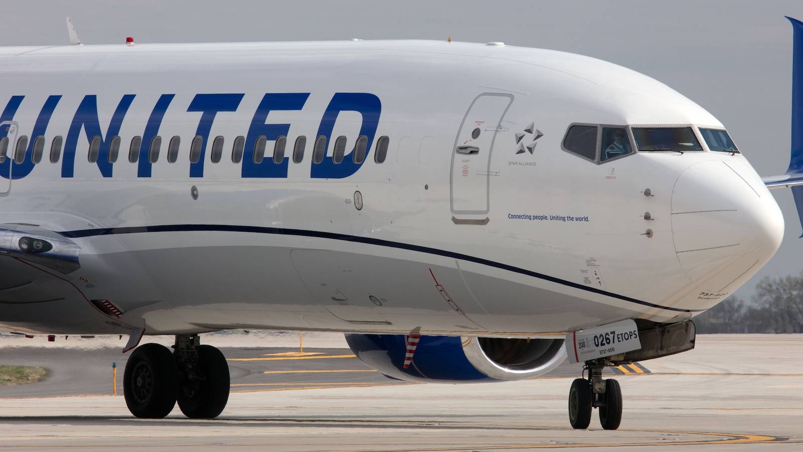 United Airlines' CEO Apologizes For Flying Private Jet Amid Flight Cancelations