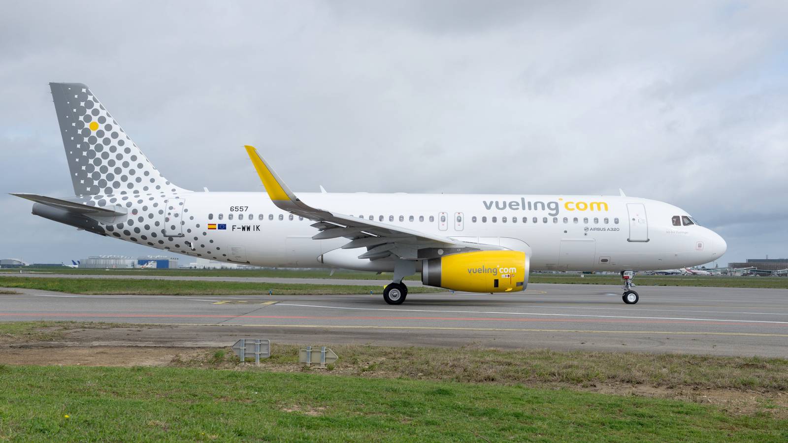 How Important Is Connecting Traffic In Vueling's Operations?