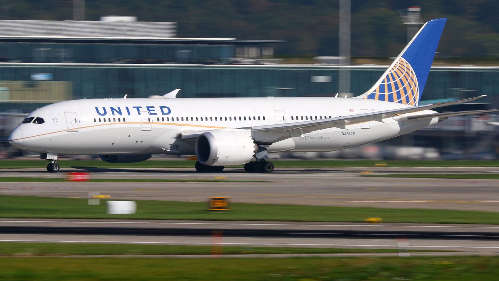 United Airlines Boeing 787 Diverts To San Francisco After Engine Shutdown