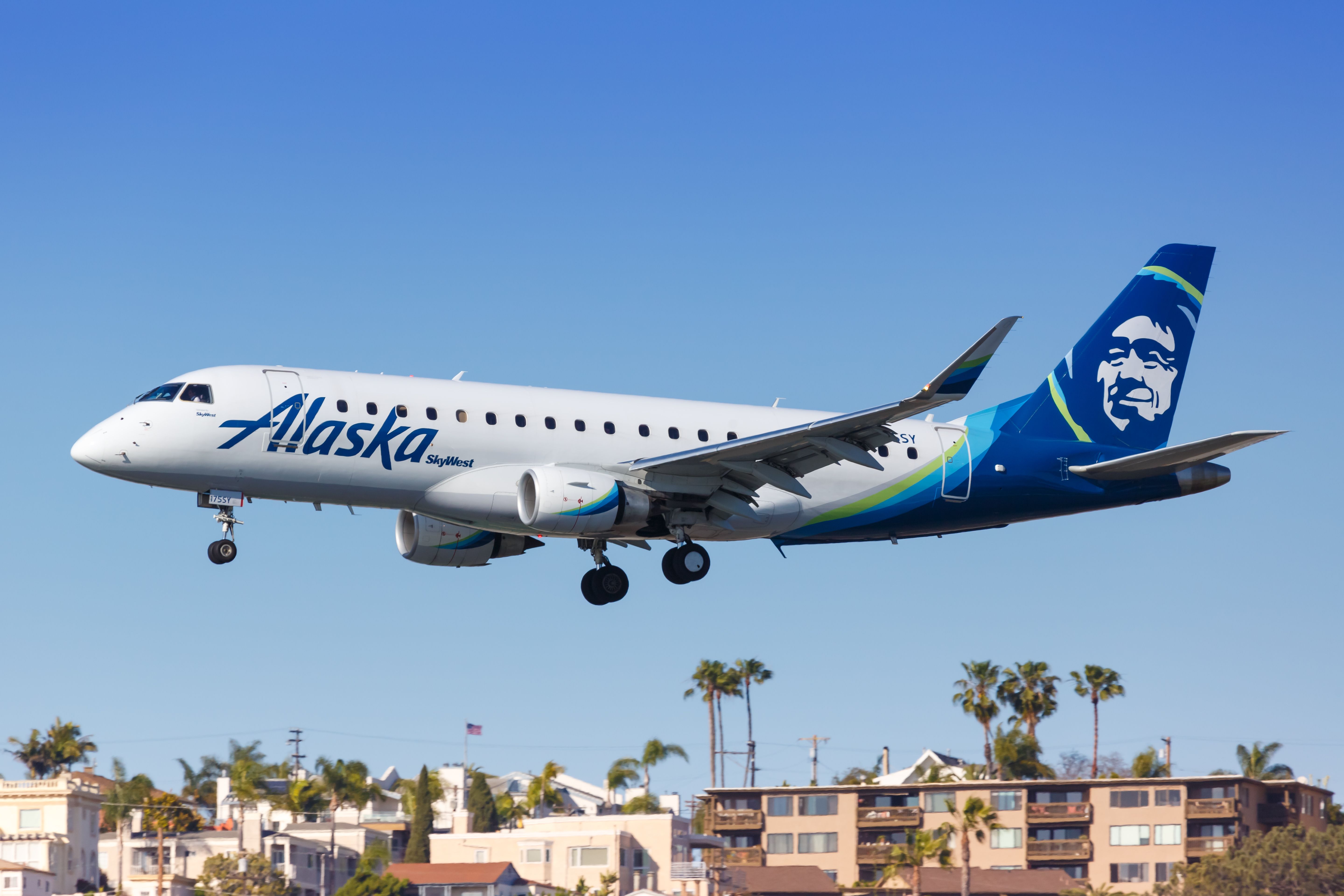 ◇アラスカ　クーガーズ　ハスキーズ　２機おまとめ　ERJ-175 Alaska Airlines Reveals 2 Special E175 Liveries Celebrating