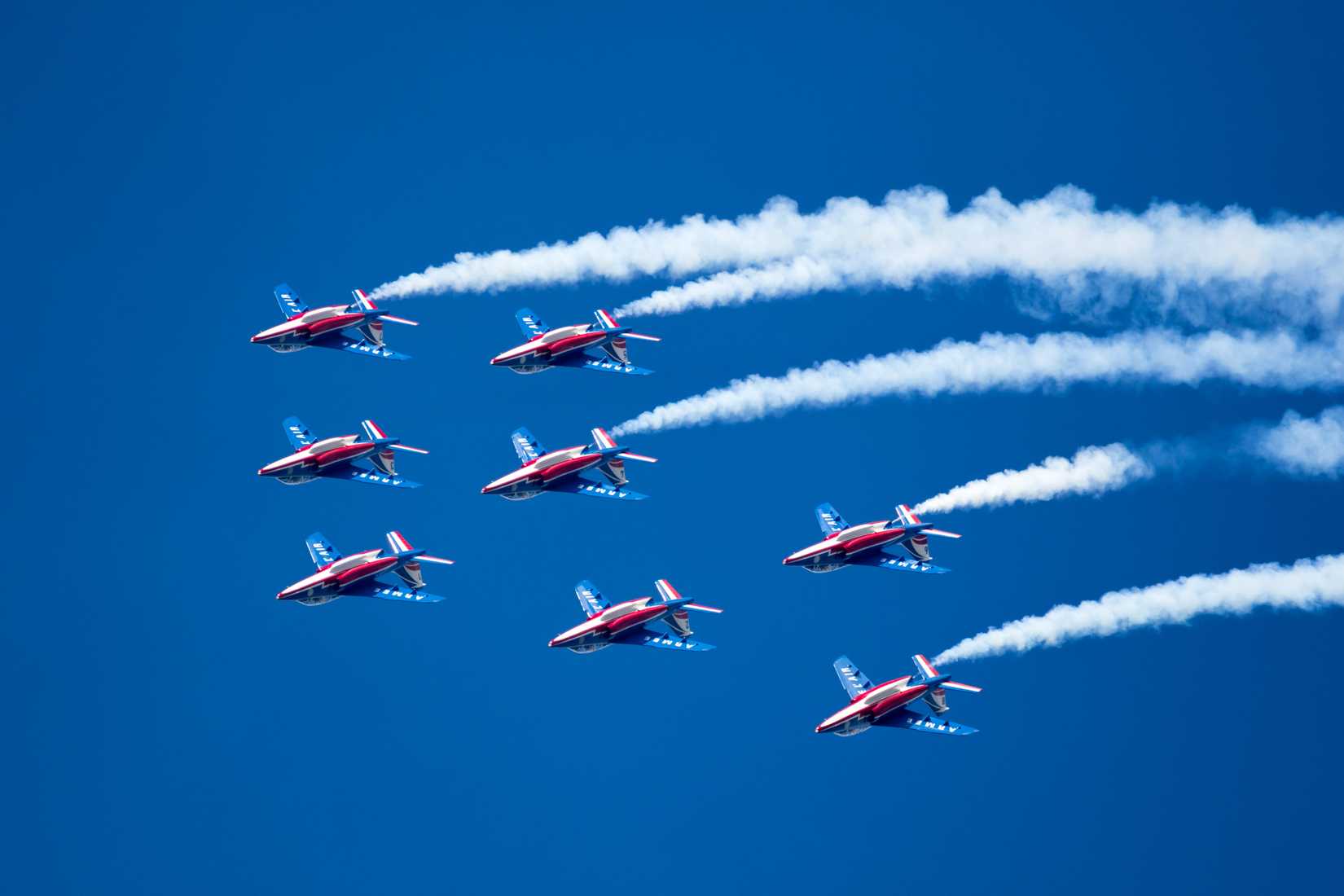 فريق عرض الطيران Patrouille de France يؤدي عرضه في معرض باريس الجوي.