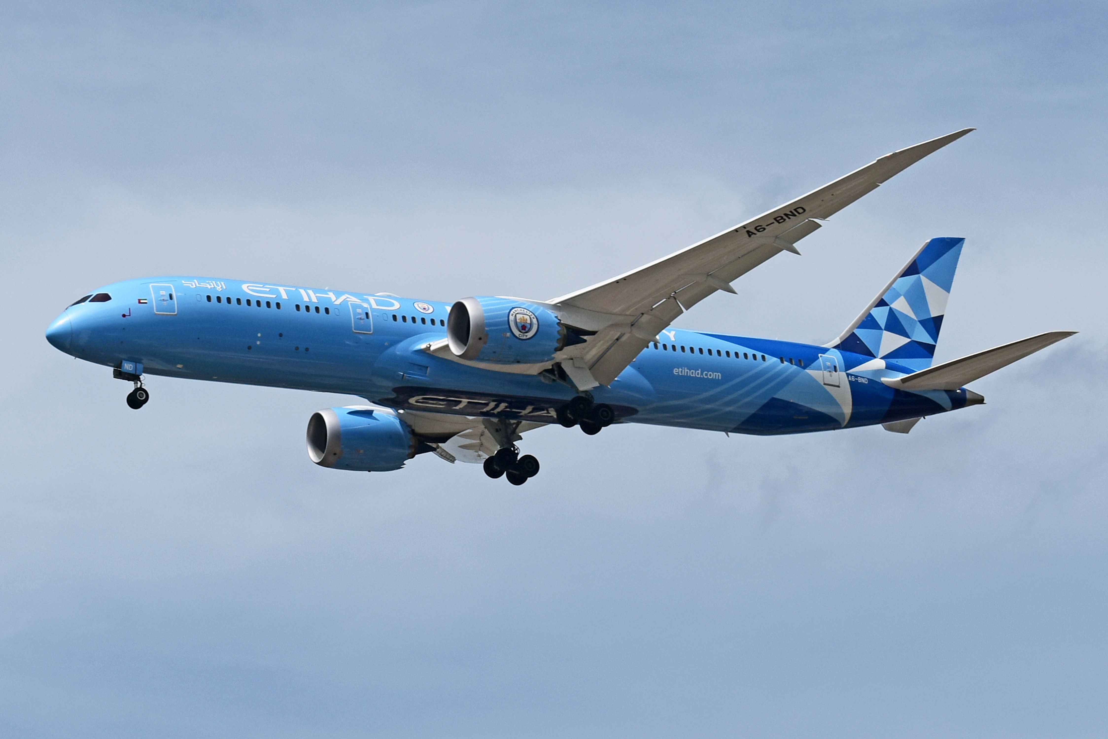 Etihad Boeing 787 With Special Manchester City Livery Takes UCL
