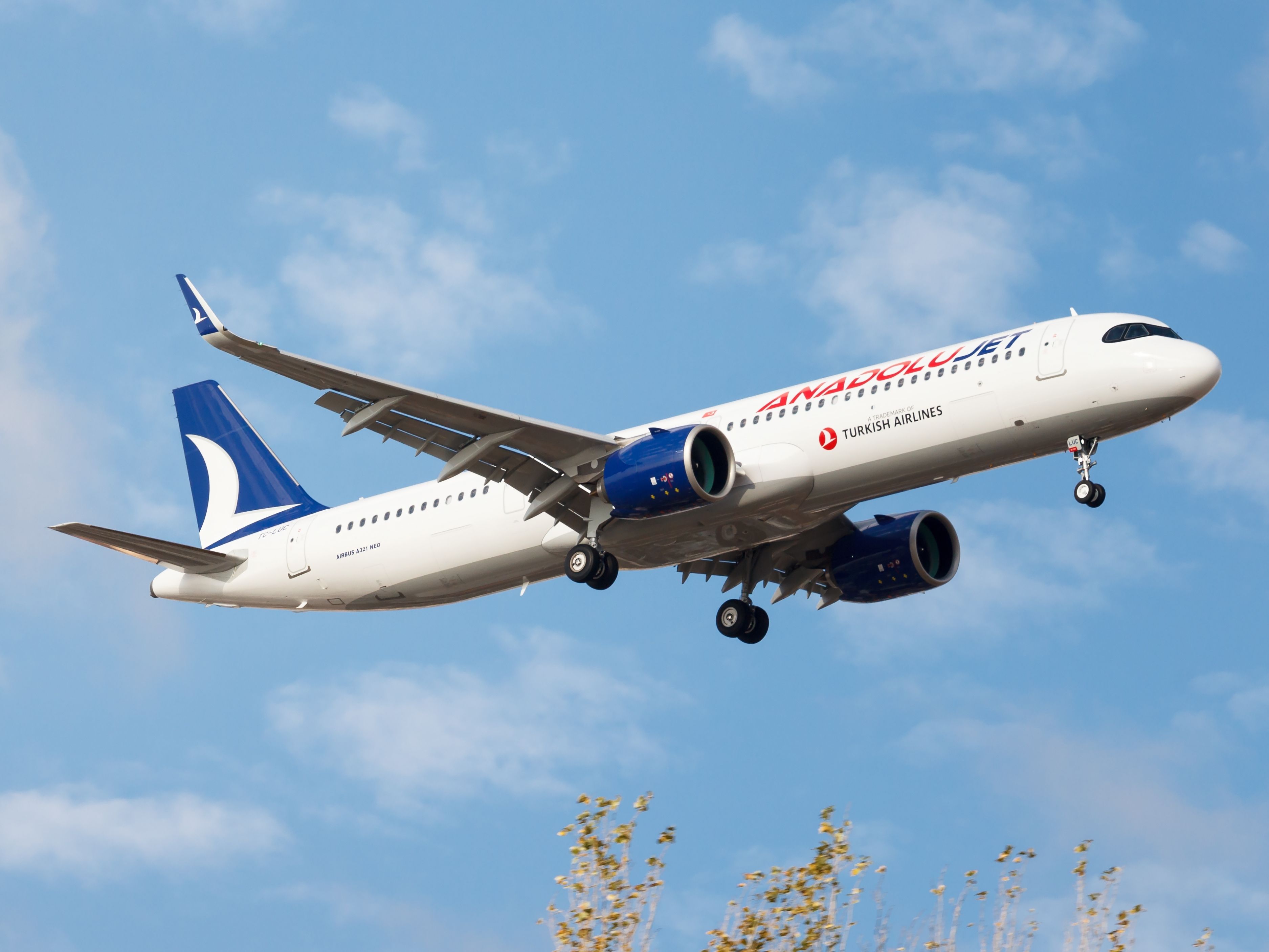 AnadoluJet Passengers Jump From Jet Bridge To Catch Missed Flight