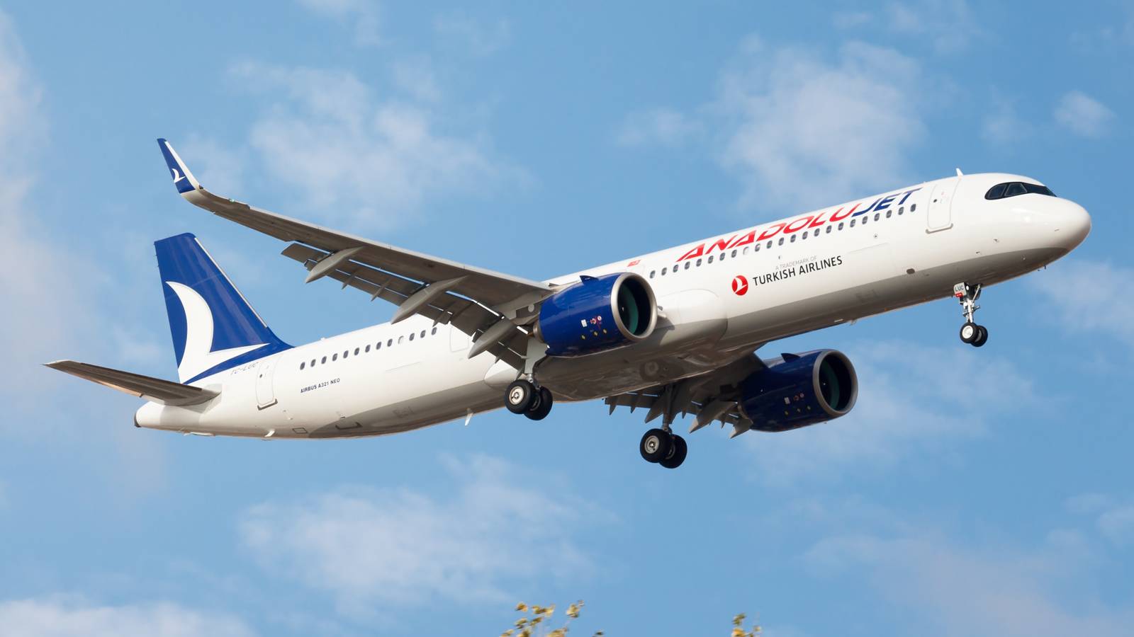 AnadoluJet Passengers Jump From Jet Bridge To Catch Missed Flight