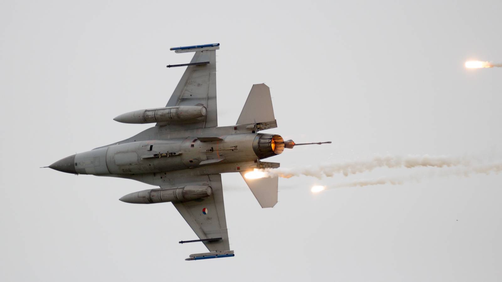 How Do Fighter Jets Avoid Missiles?