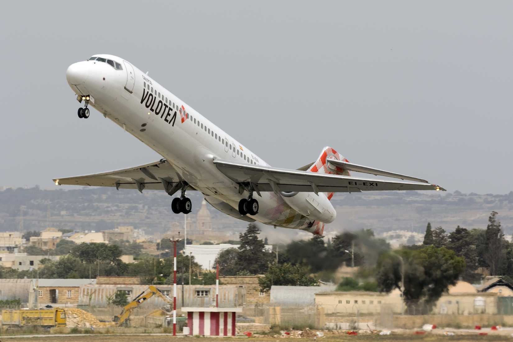 Volotea Boeing 717 taking off