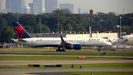 1280px-Delta_plane_and_Atlanta_skyline