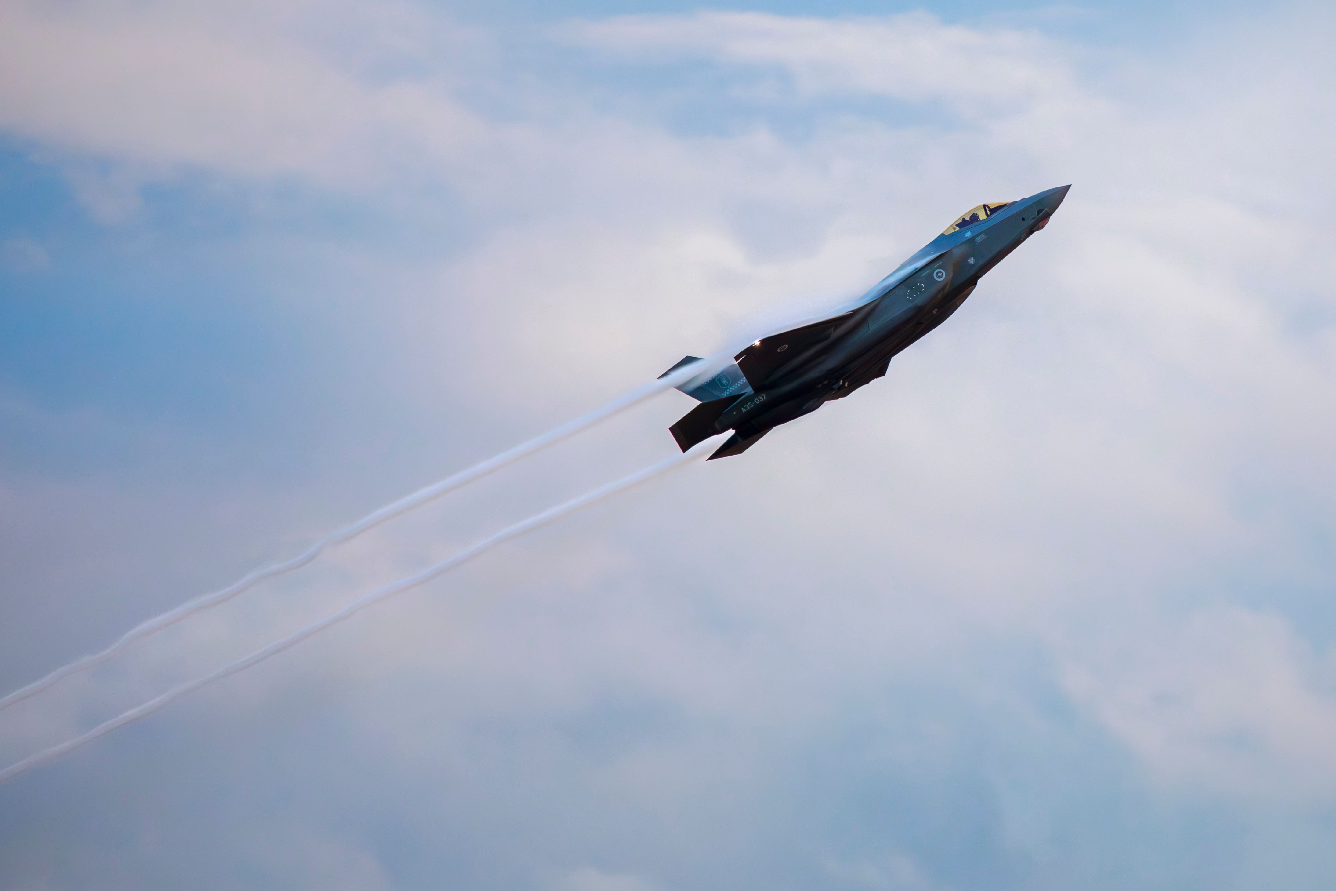 F 35 Lightning Ii Vs F 16 Fighting Falcon Us Jets In Comparison