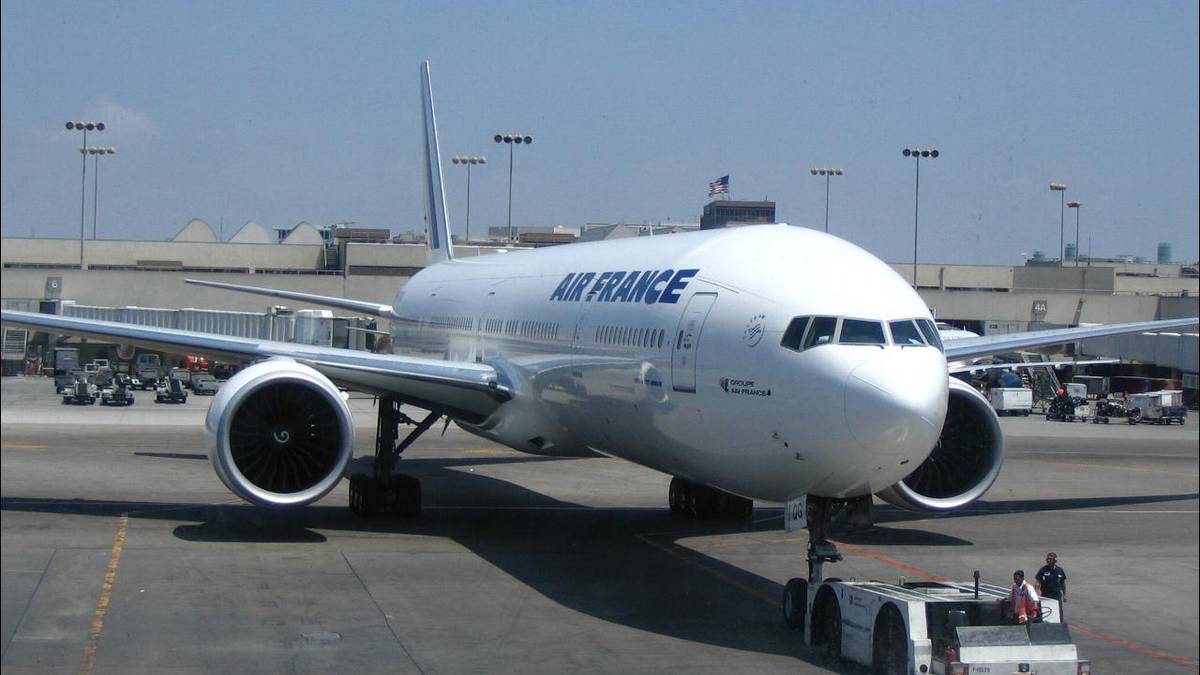 Passenger Left To Scrub Blood Off Floor Of Air France Boeing 777