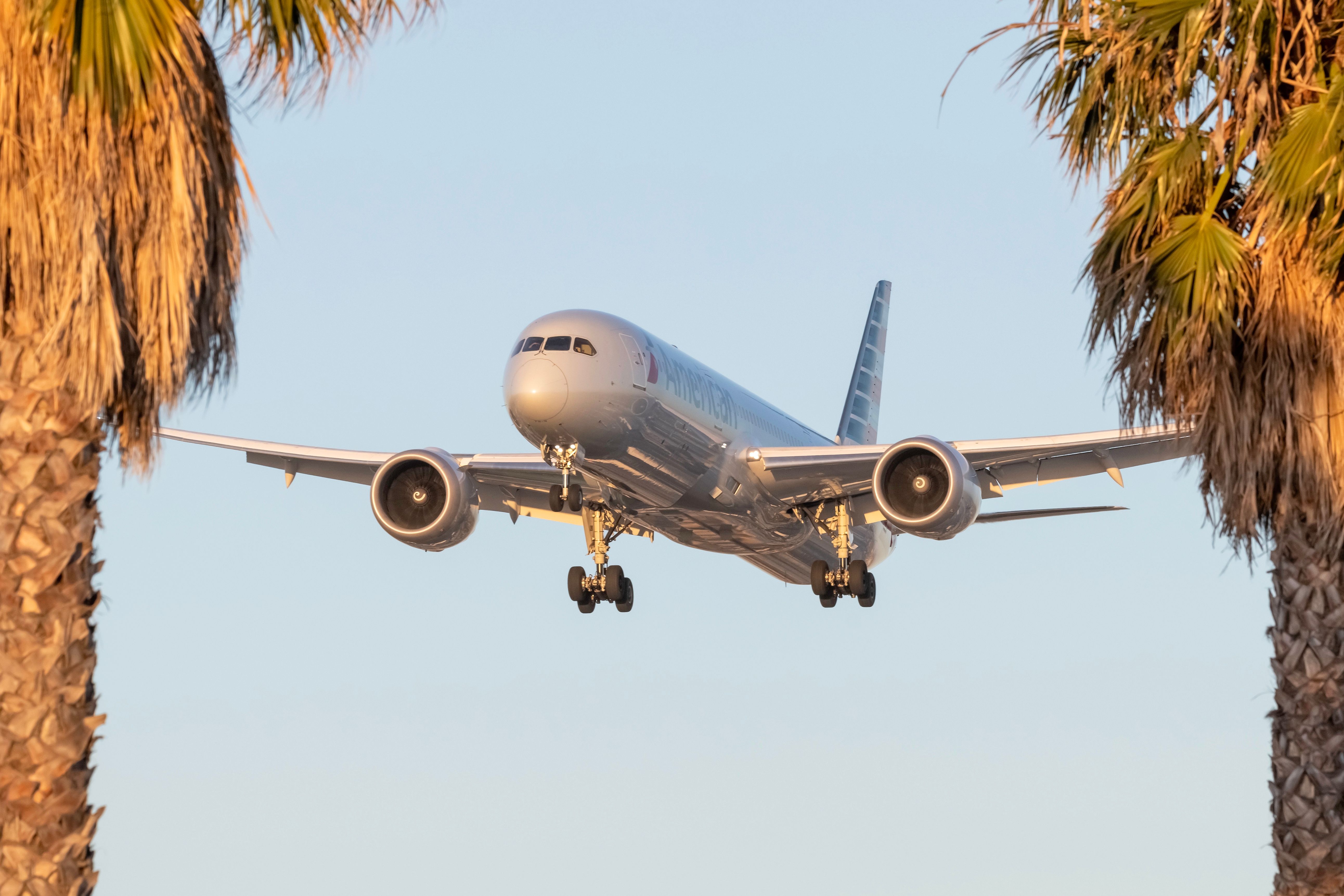 Dublin Jetbridge Collapses Ripping Door Off Of American Airlines Boeing 787
