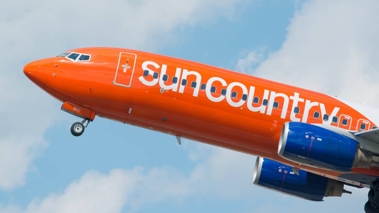 Sun Country Passenger Jumps Out Of Boeing 737 to Escape Arrest in Minneapolis