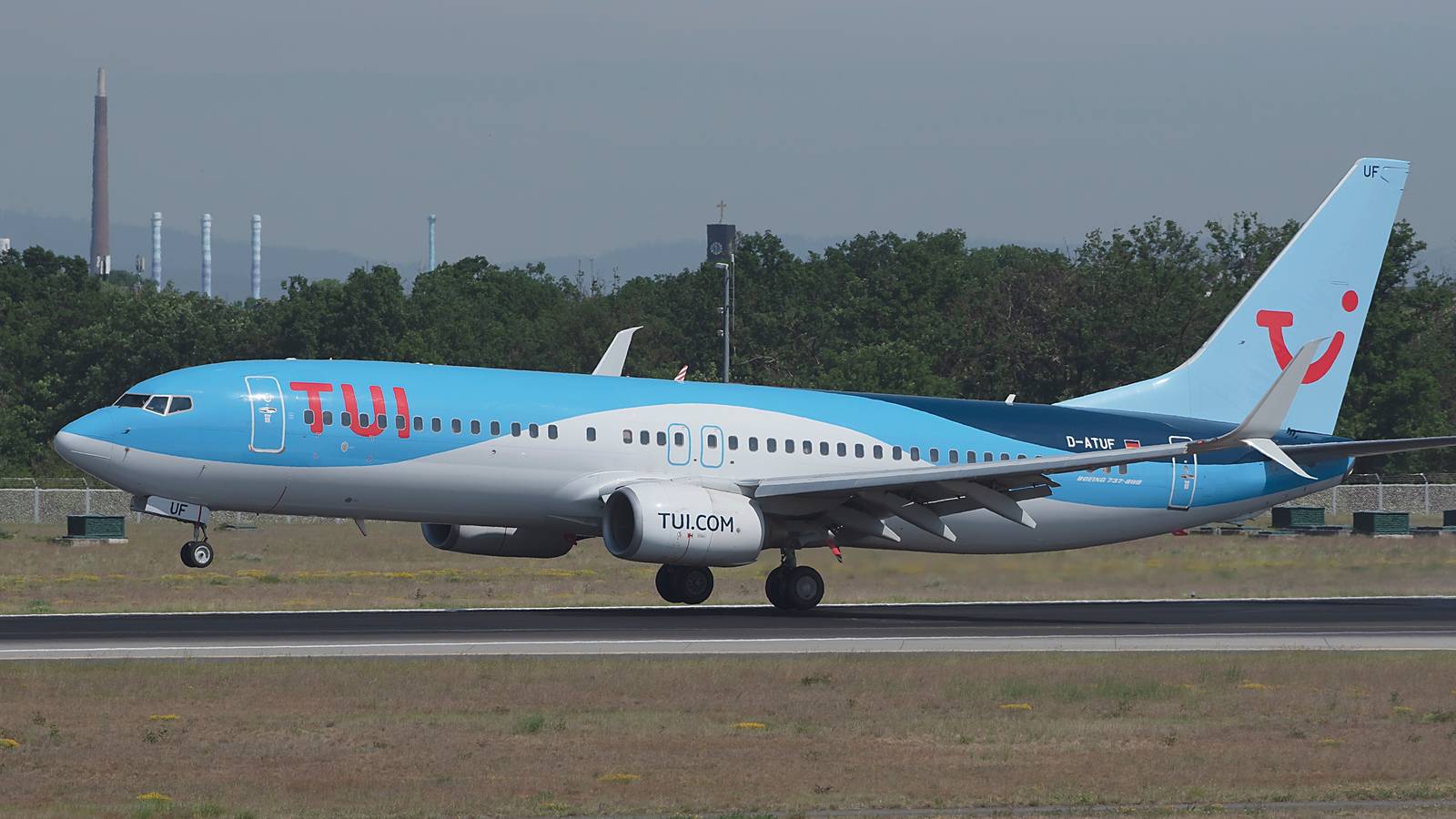 TUI Boeing 737 Diverts To Seville Amid Medical Emergency Involving Child Passenger