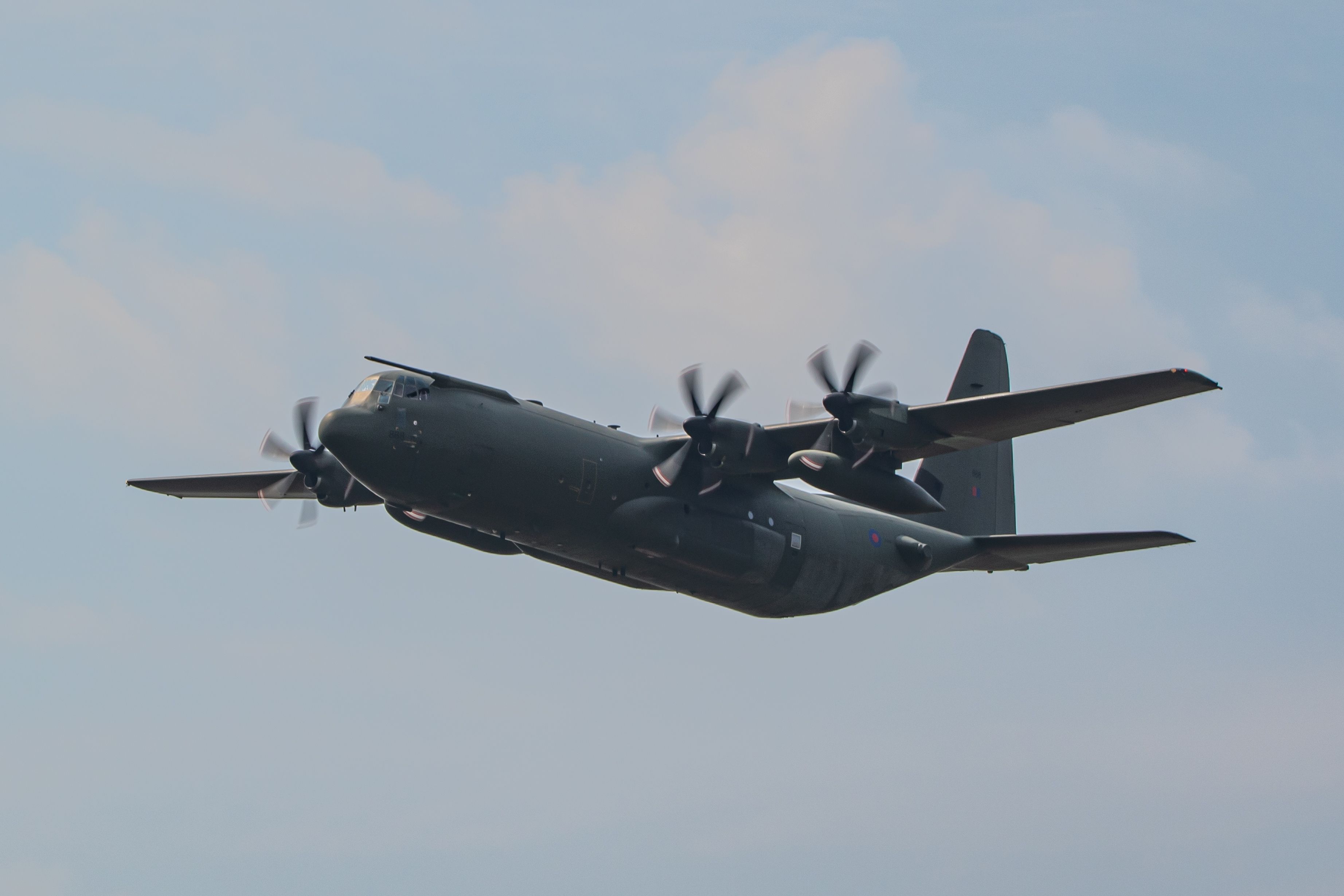RAF Pilot & Engineer Mark C-130 Hercules Retirement With 144 Mile Pedalo Challenge