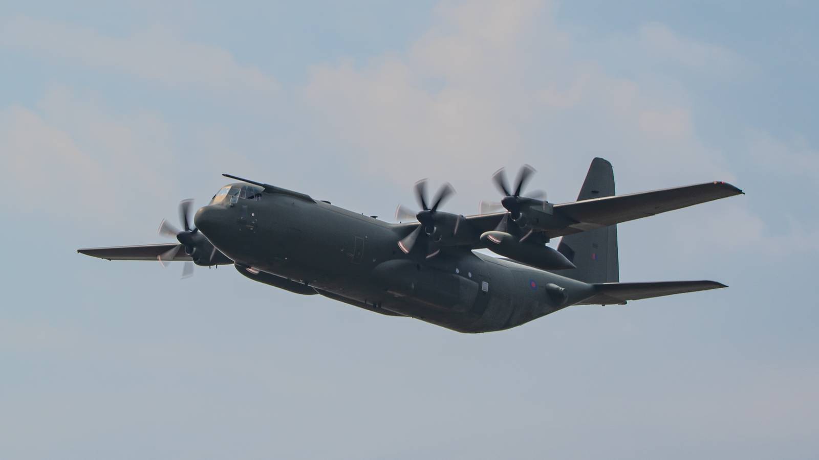 RAF Pilot & Engineer Mark C-130 Hercules Retirement With 144 Mile Pedalo Challenge