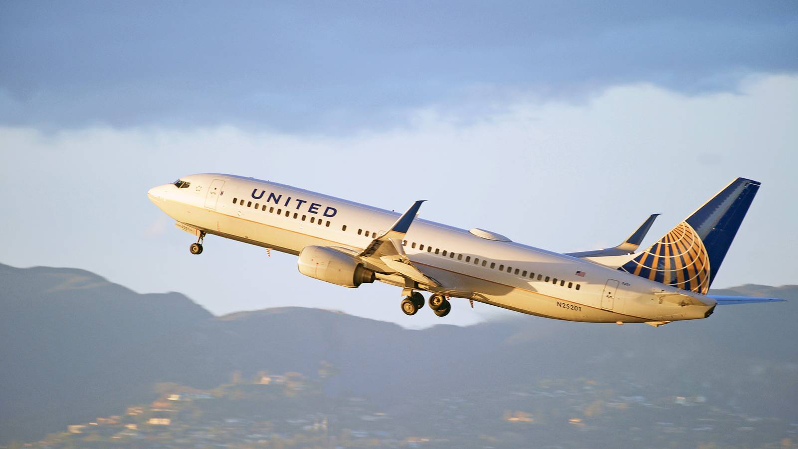United Airlines Is Giving Disrupted Passengers 30,000 MileagePlus Points