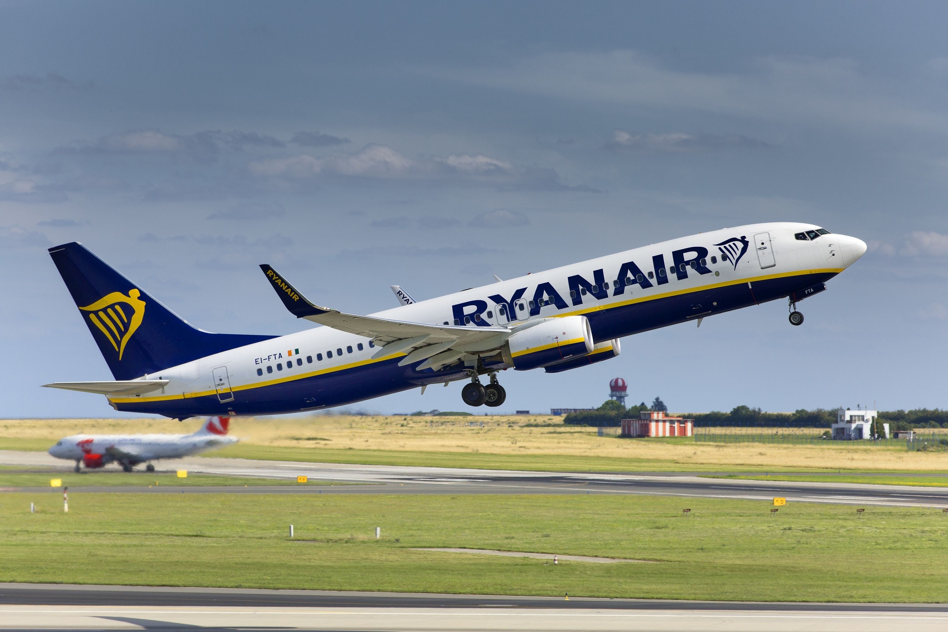 Ryanair Boeing 737 Almost Lands On Runway Occupied By Azores Airlines Airbus A321neo