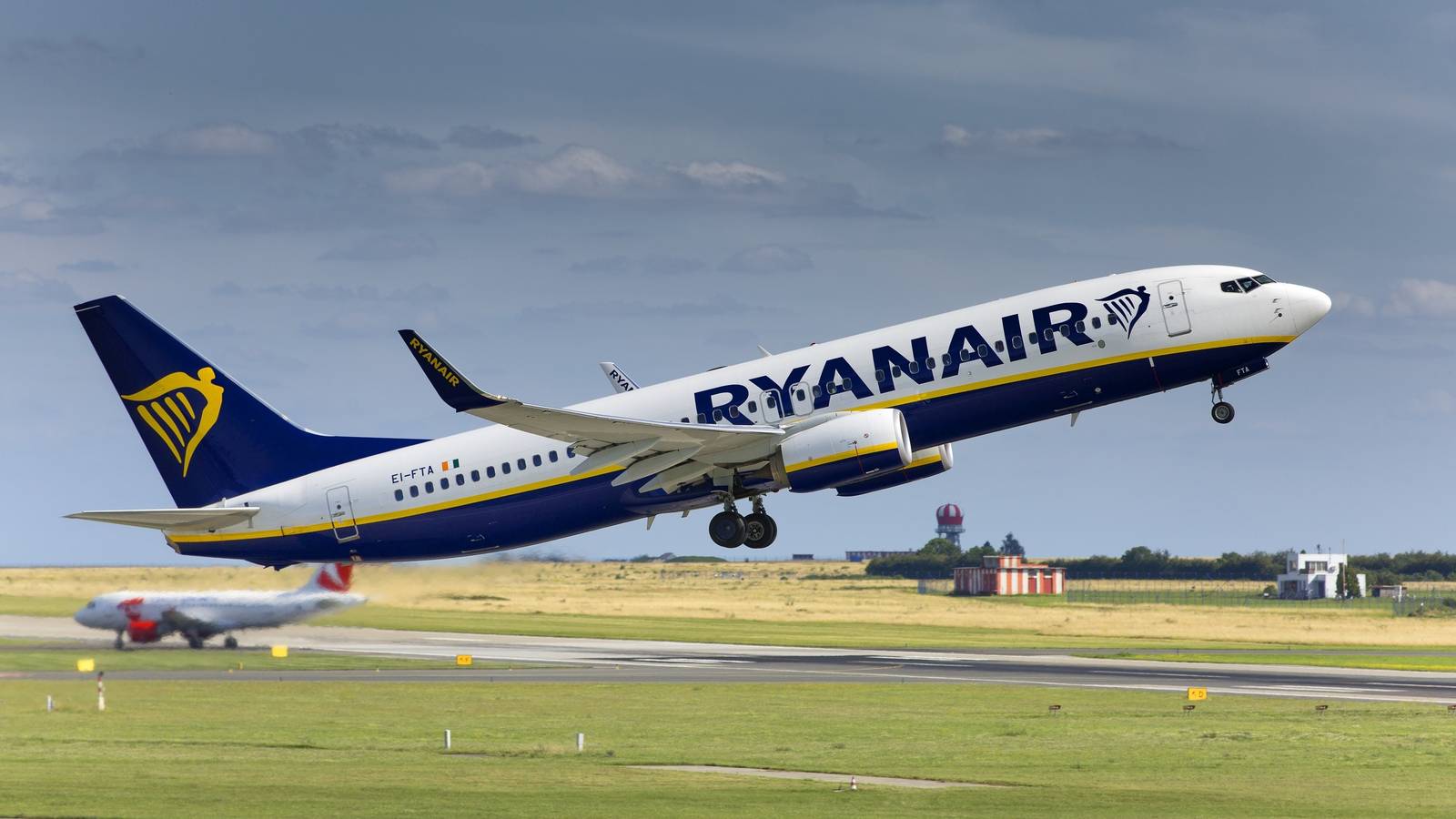 Ryanair Boeing 737 Almost Lands On Runway Occupied By Azores Airlines Airbus A321neo
