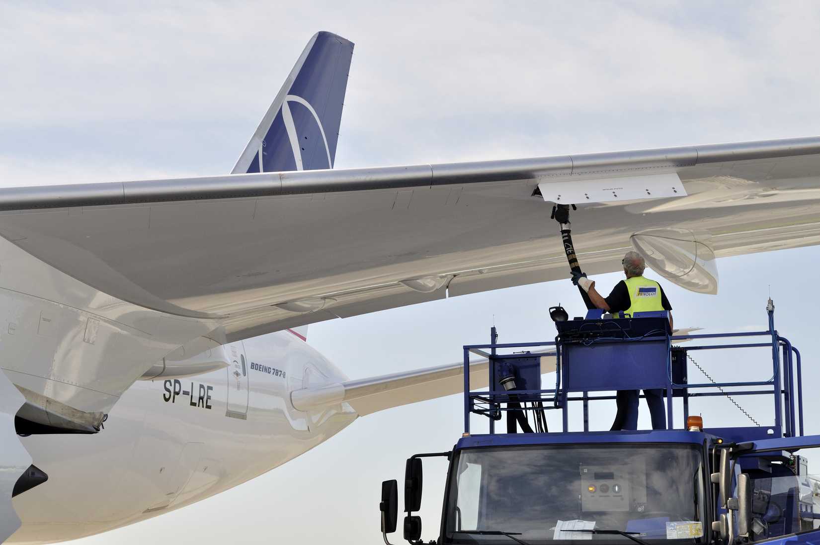 A LOT Boeing 787 Dreamliner receiving fuel 