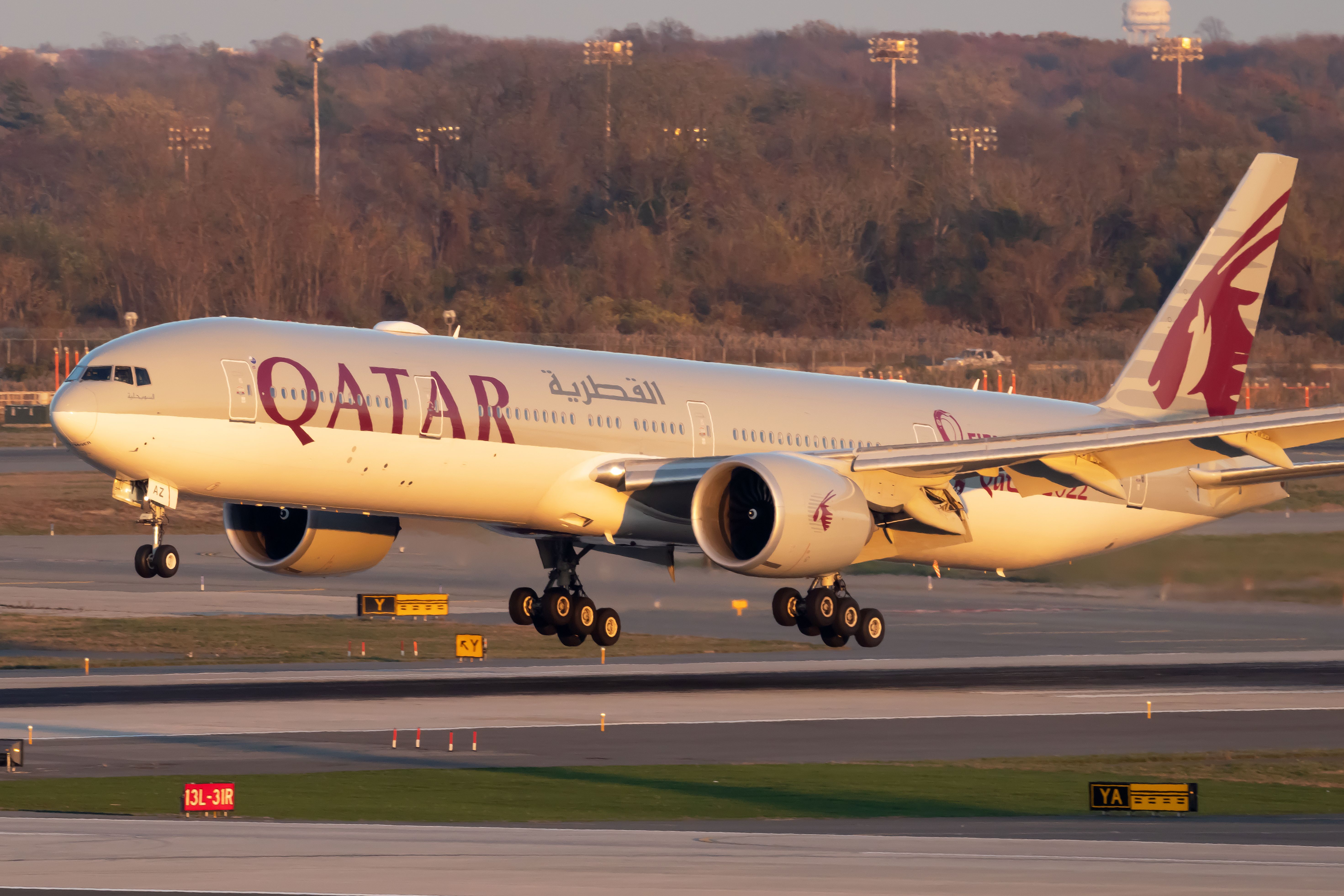 Qatar Airways Boeing 777-3DZ(ER) (3)