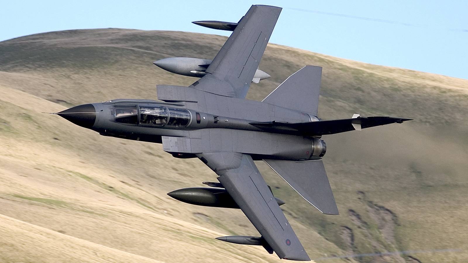 How Low Do Fighter Jets Fly & Why?