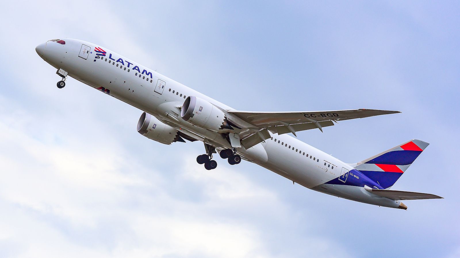 LATAM Boeing 787 Diverts Due To Suspected Fuel Leak