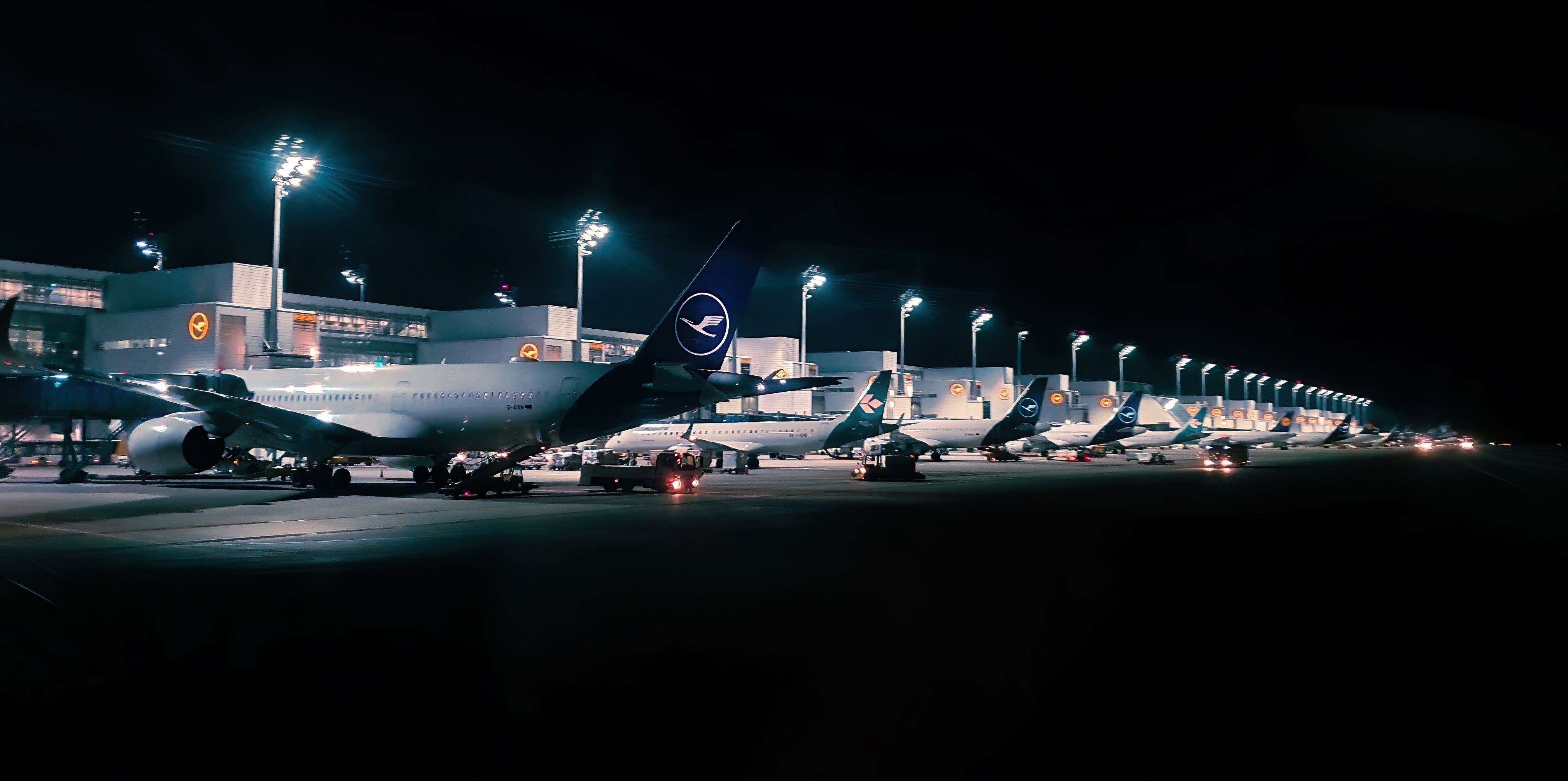 Layover Length: What Determines How Long Crews Stay Overnight?