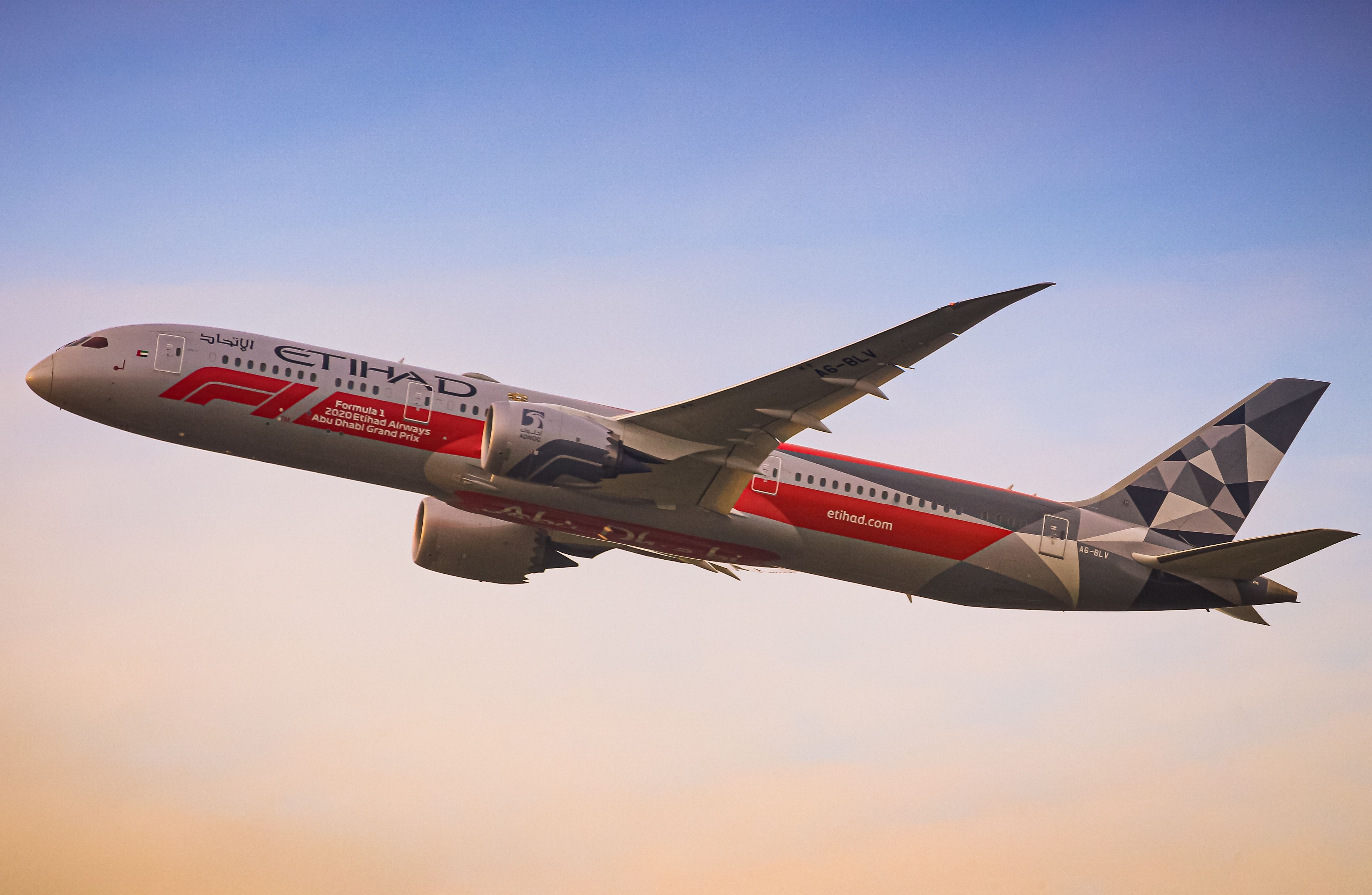 7 Awesome Formula One-Themed Airline Liveries