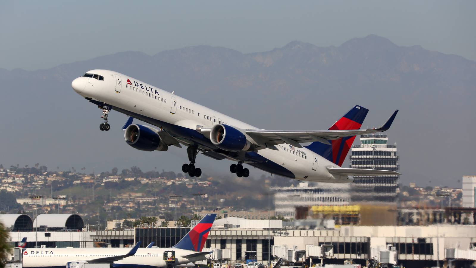 Delta Boeing 757 Evacuated After Tire Bursts In Atlanta