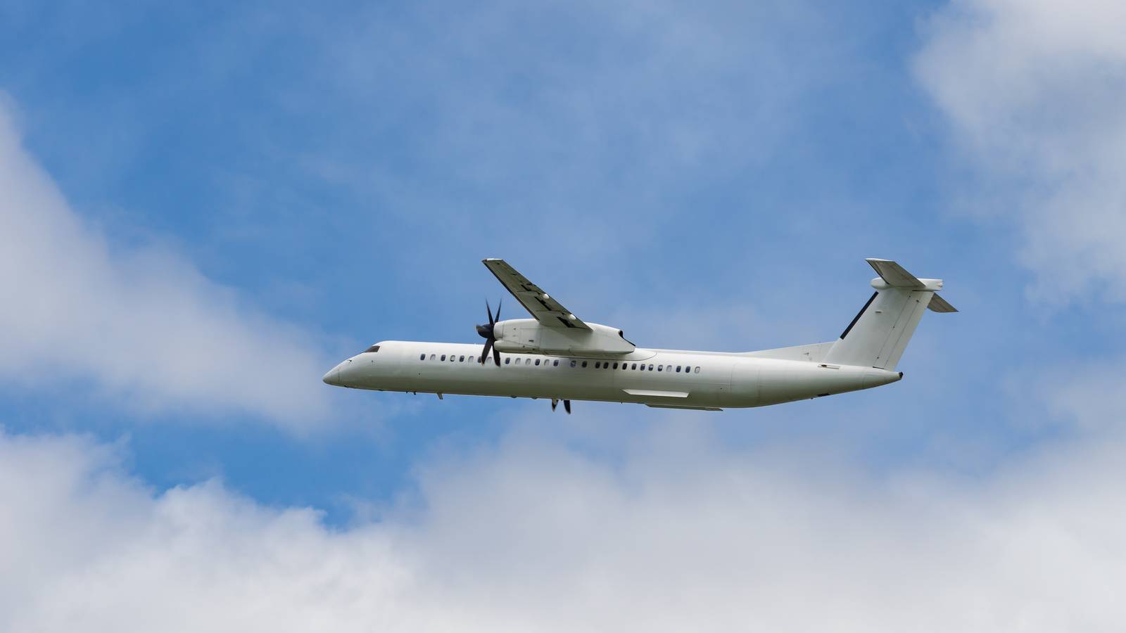 Turboprop Adventures: Malta's Universal Air Acquires 4 Dash 8-400 Aircraft