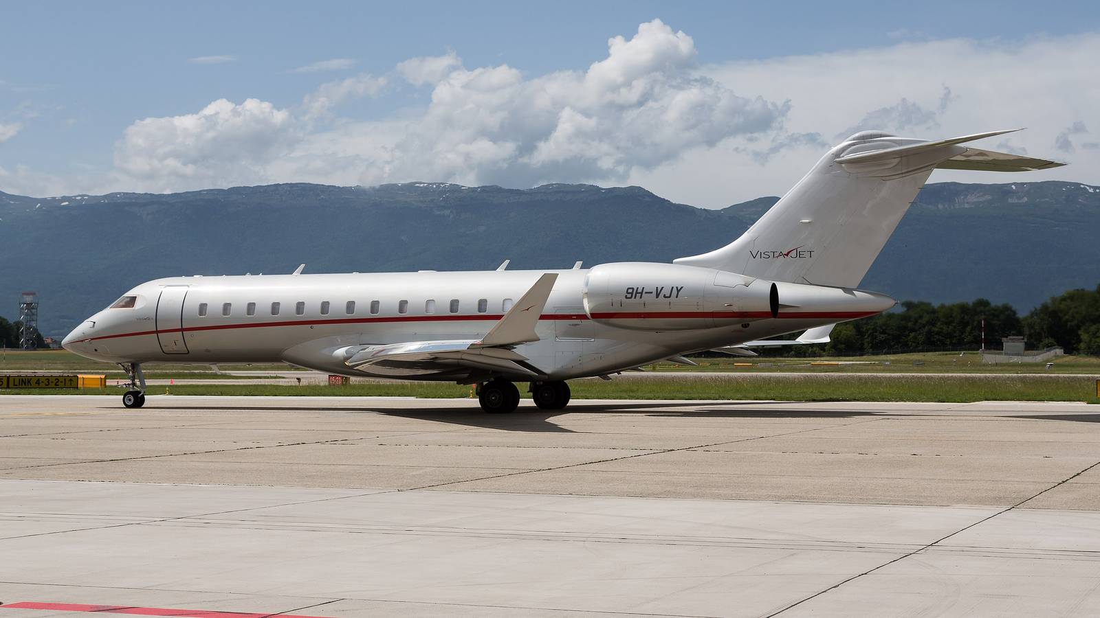Which Private Jet Companies Have Collaborated With Michelin Star Chefs?