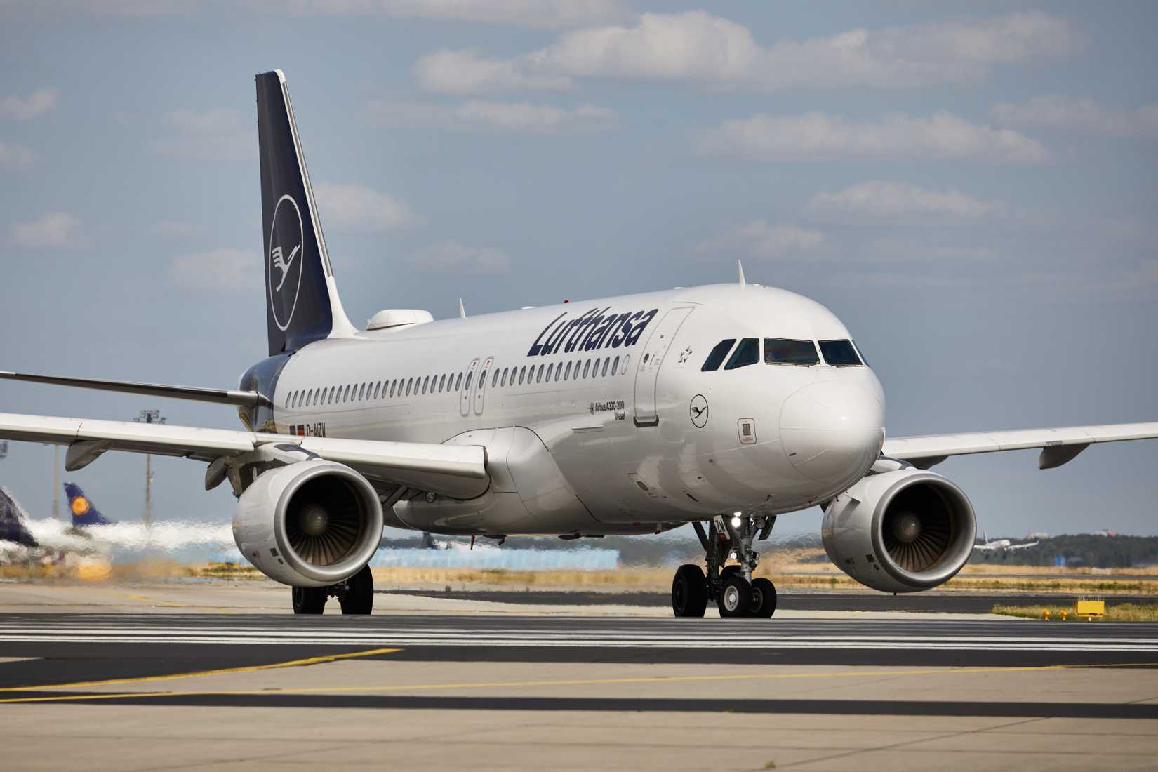 Lufthansa A320 taxiing