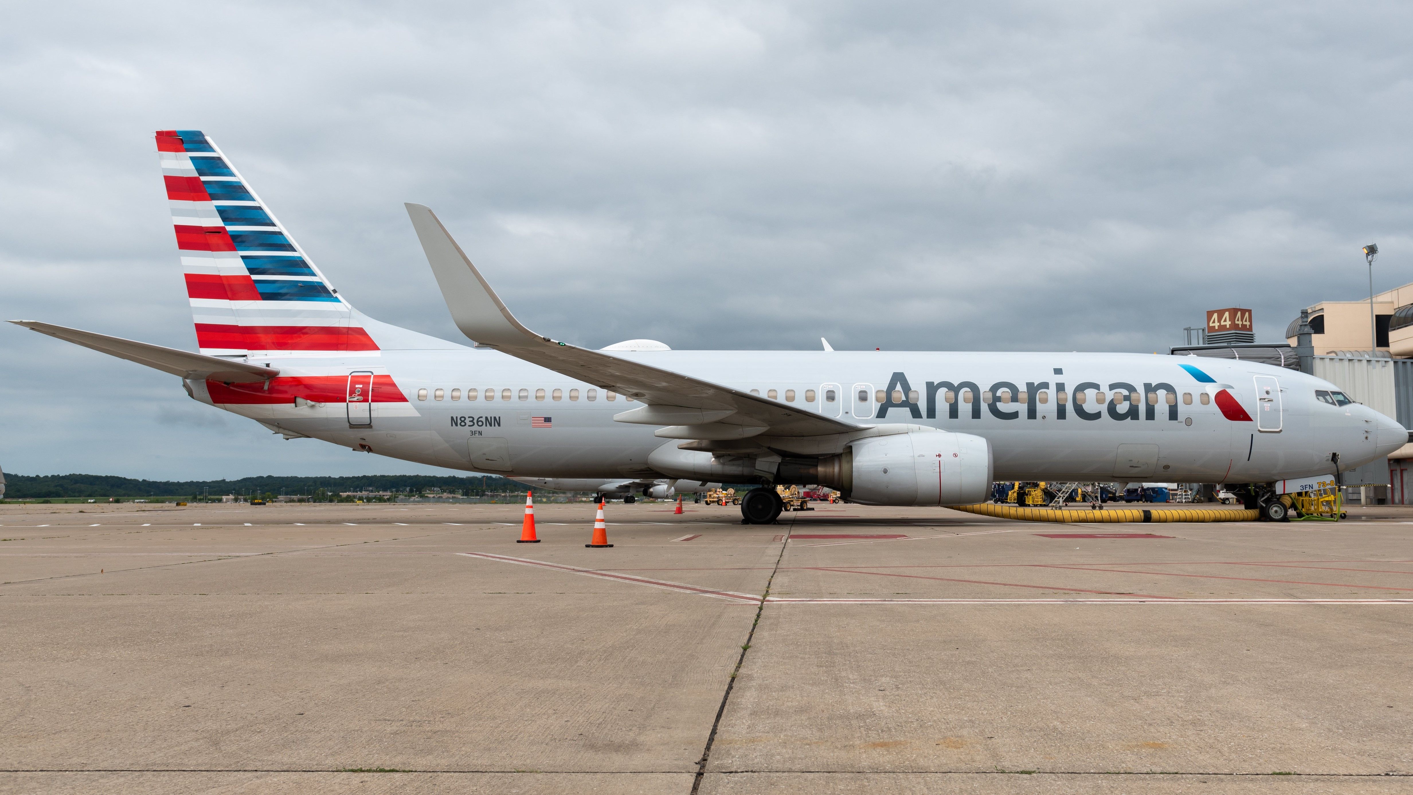 航空機・ヘリコプター AmericanAirlines BOEING737-800 Hydraulic Issues Force American Airlines Boeing 737-800 Diversion