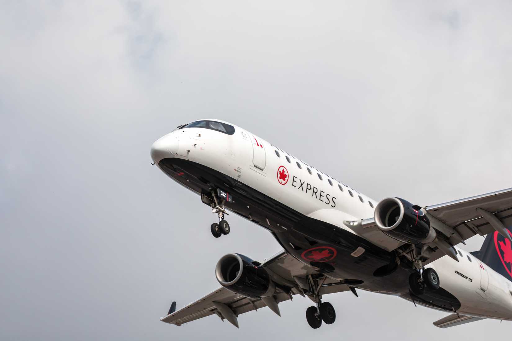 Air Canada Embraer E175 short final