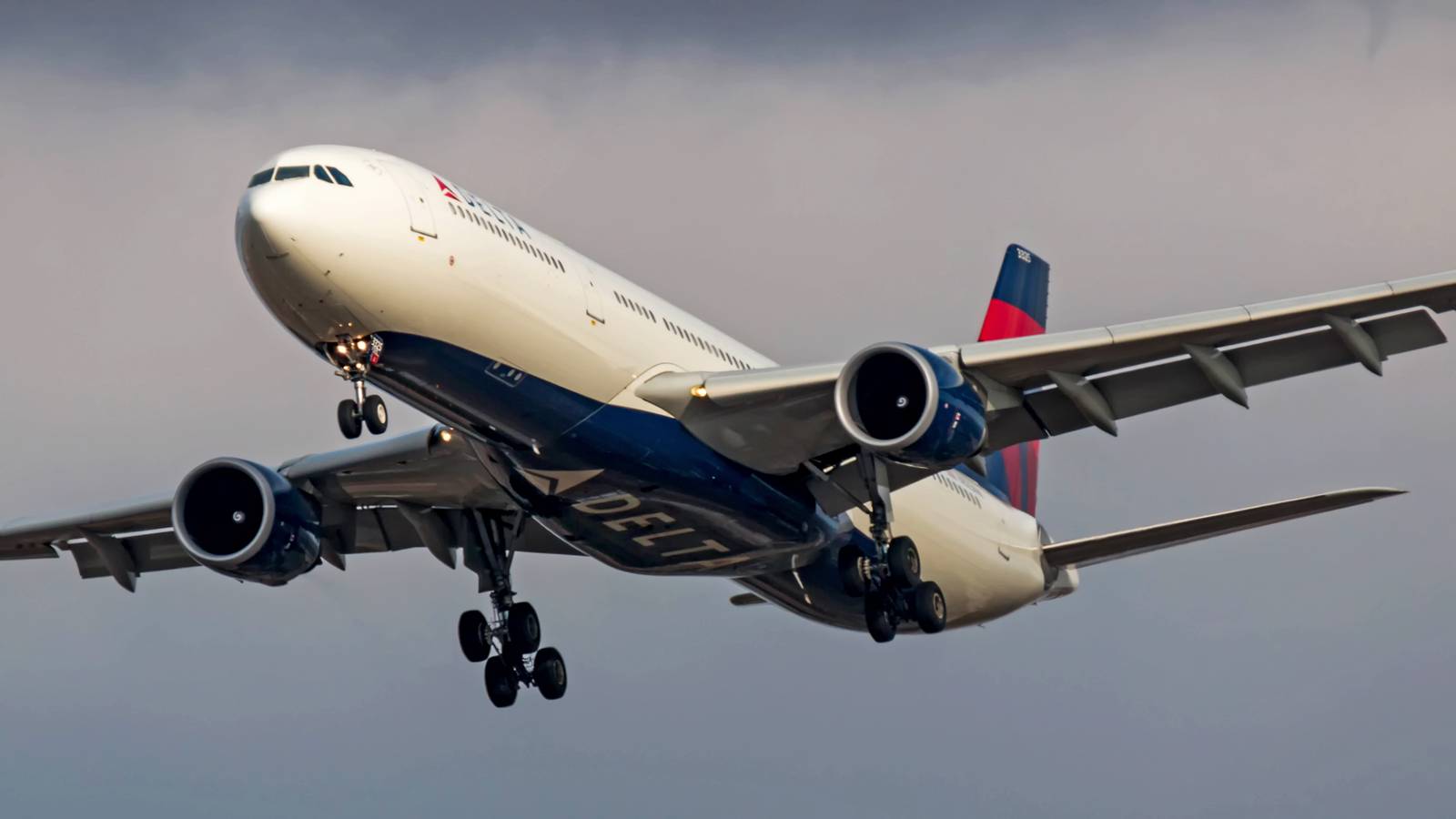 Delta Rome Delta Air Lines Offers Passengers $4,000 To Give Up Seats On Boston ...