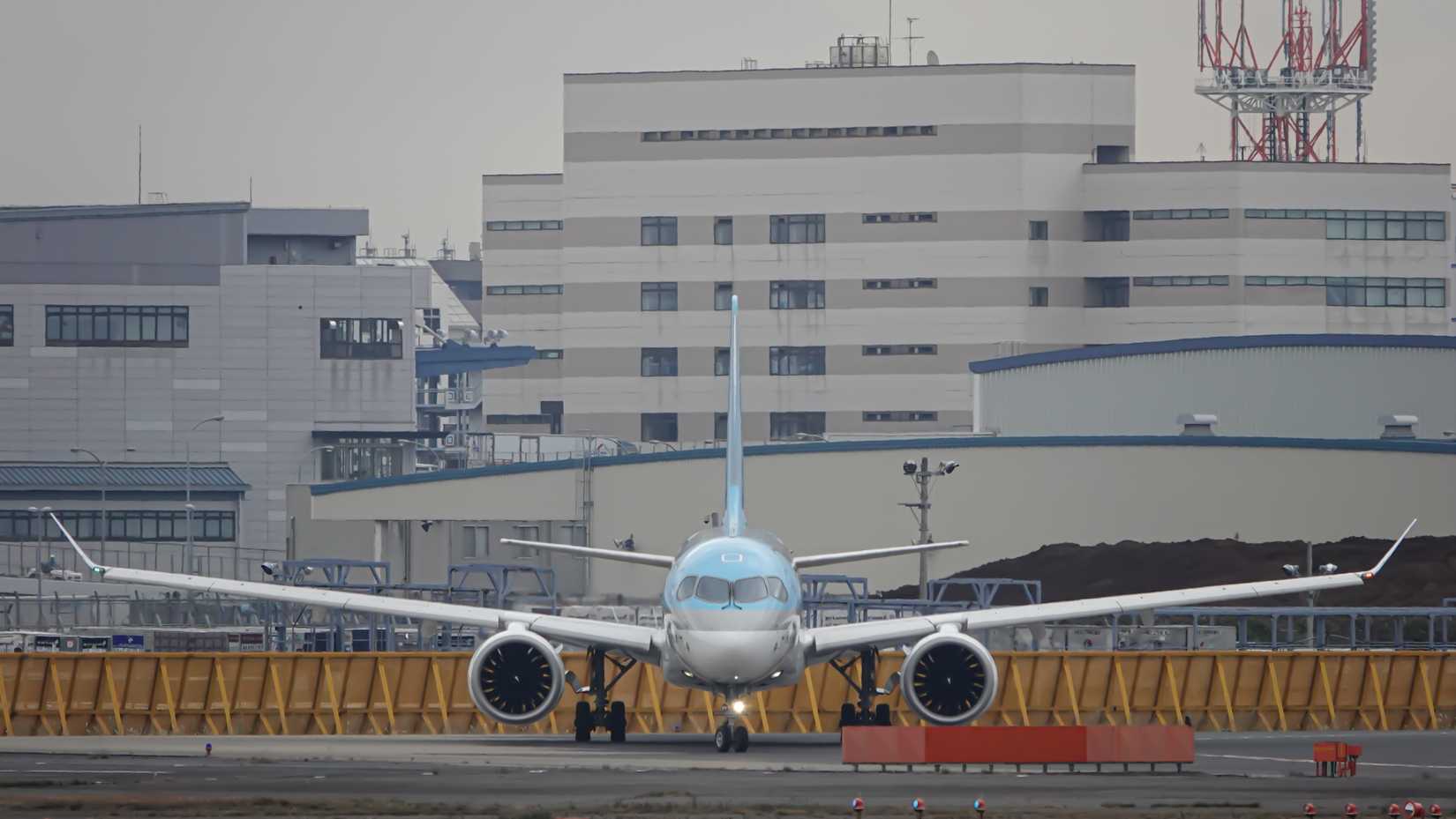 Korean Air A220-300 wingspan