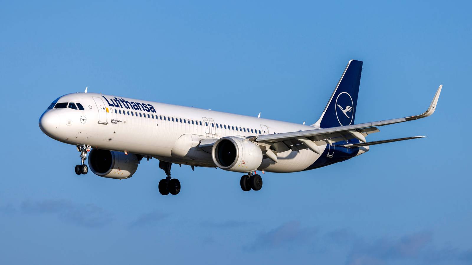 Ibiza Airport Closes After Multiple Tires Burst On Lufthansa Airbus A321