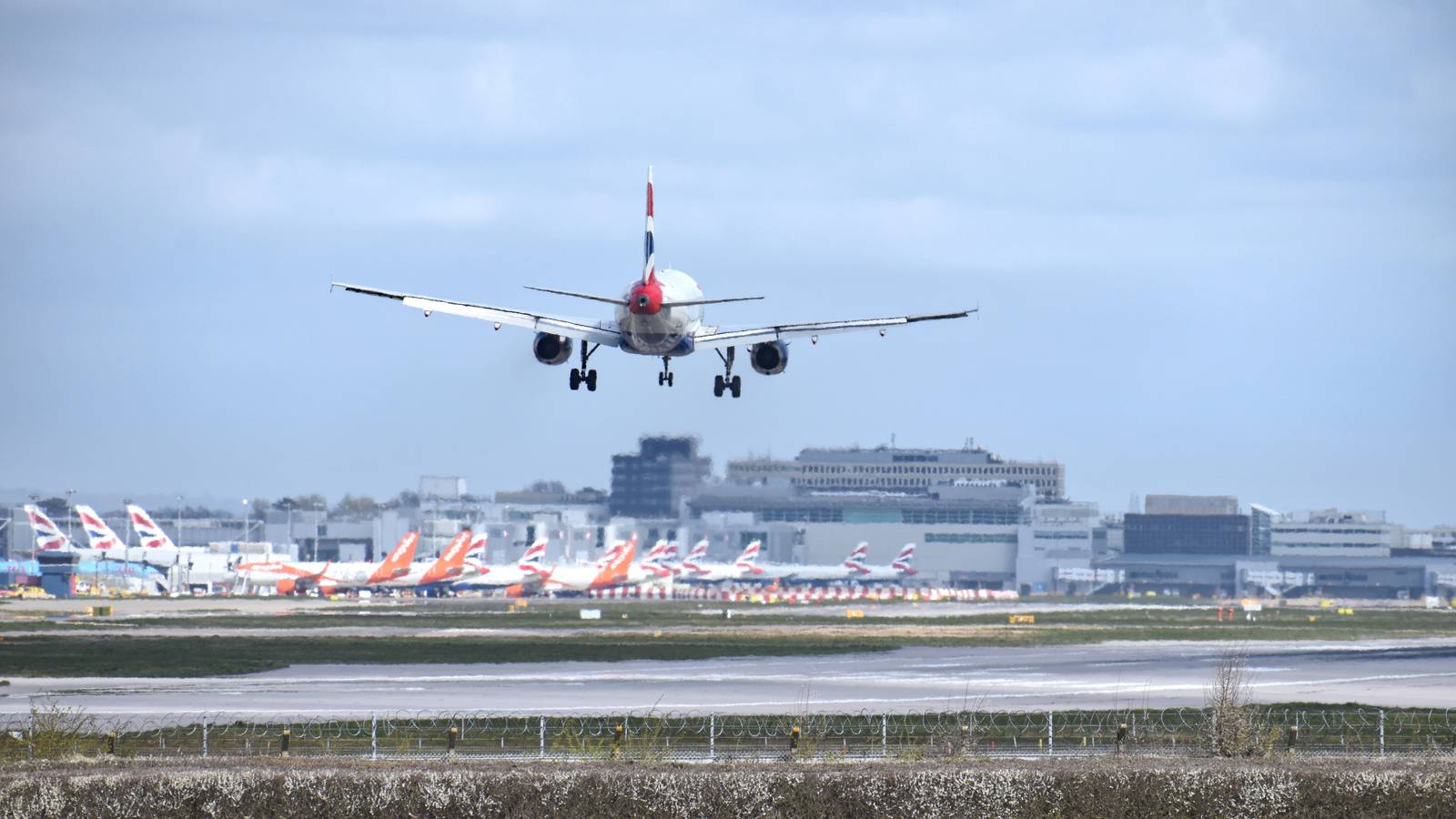 Harsh Weather And COVID-19 Cases Disrupts Flights at Gatwick Airport