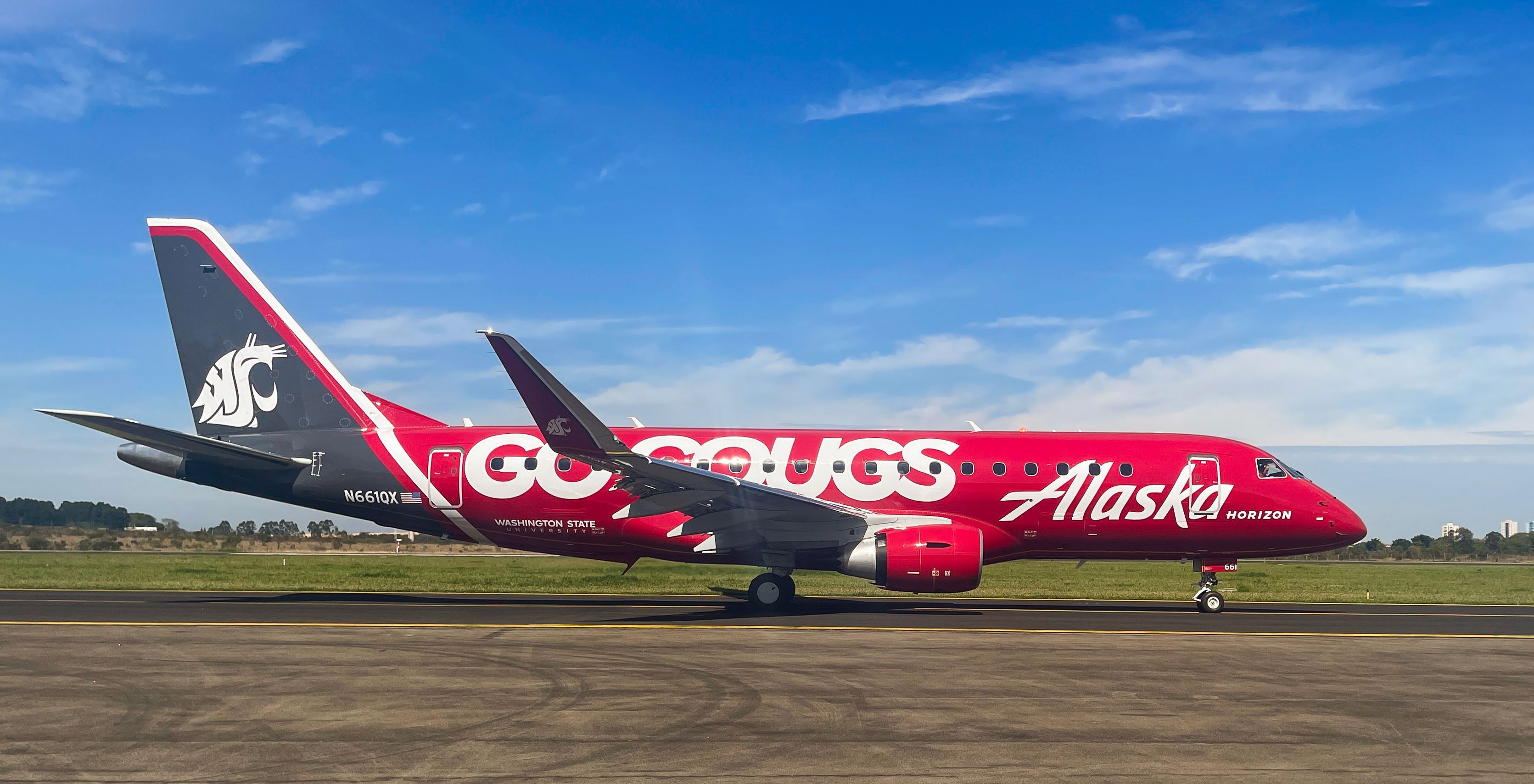 Alaska Airlines Reveals 2 Special E175 Liveries Celebrating Washington Universities