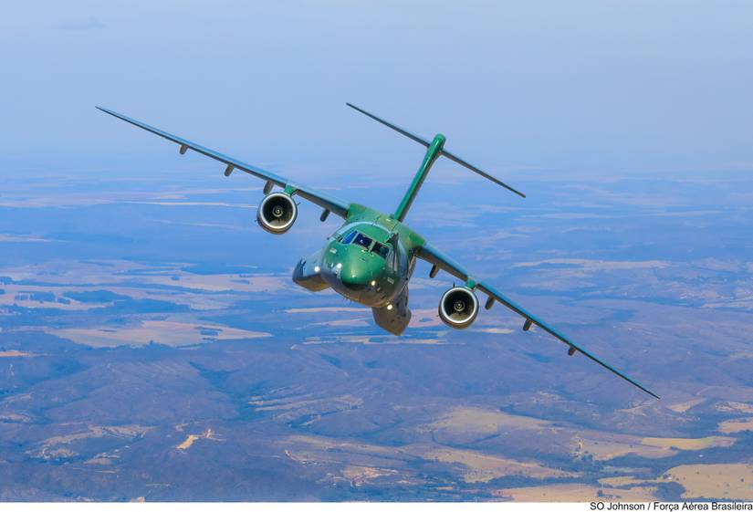 KC-390 - vista frontal em foto aérea