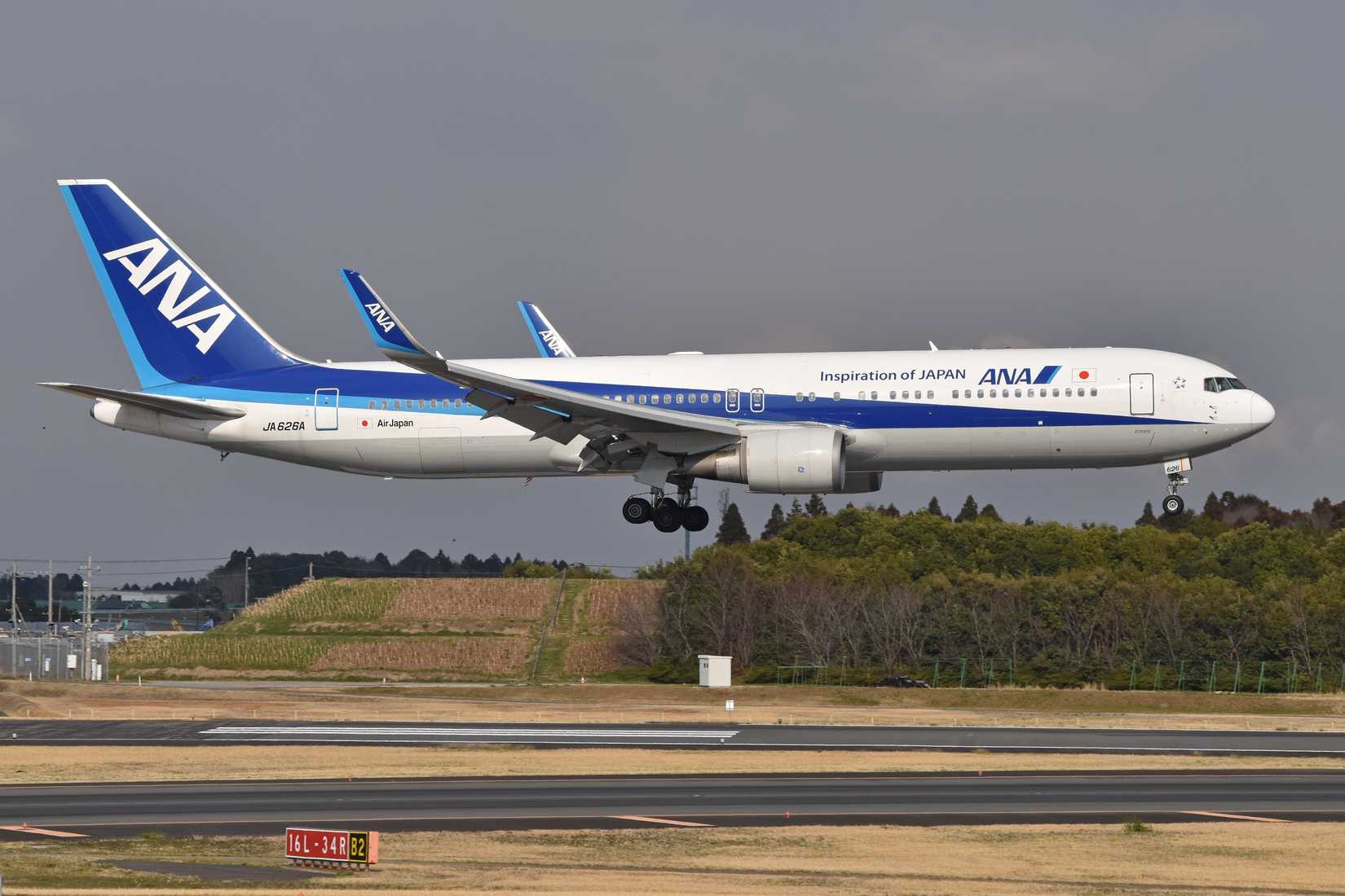 ANA 767-300ER landing