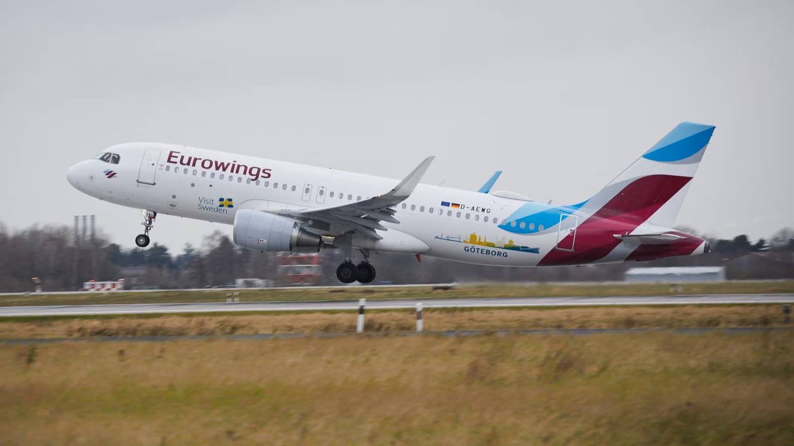 Eurowings Discover Airbus A320 Declares Emergency After Captain Is Incapacitated At Frankfurt