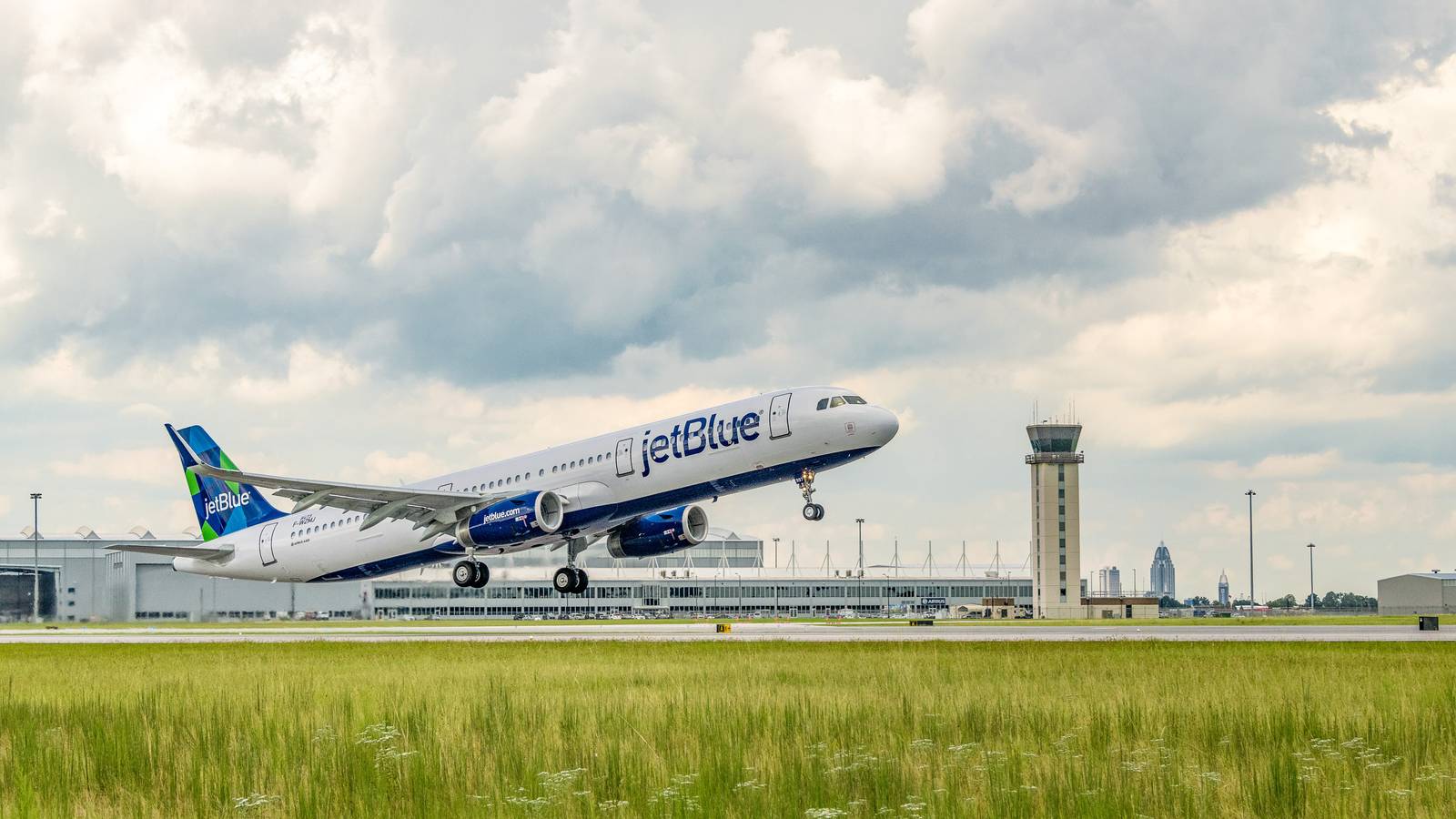 JetBlue Posts A Loss & Expects Difficult End To The Year