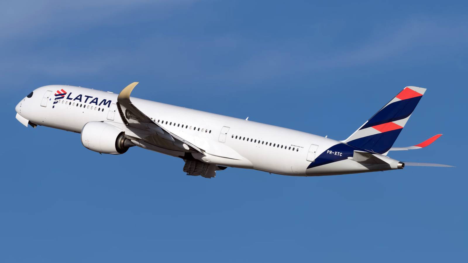 LATAM's First Passenger Flight To Atlanta Touches Down From Lima