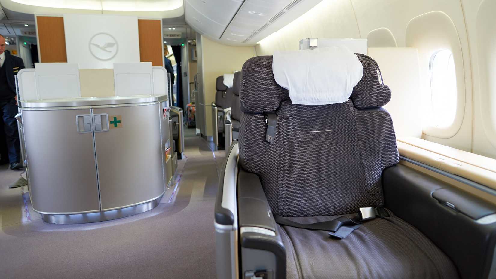 747 Coach Class Lufthansa's 2 Different Boeing 747 Cabins: Compared